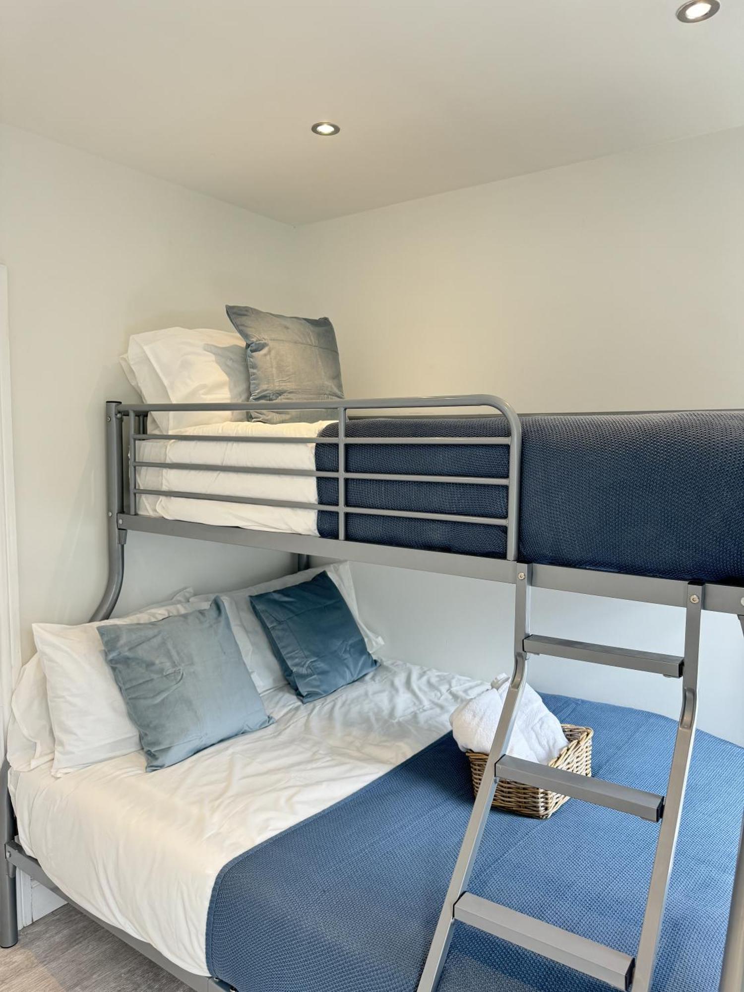 En-Suite Bedroom For Up To 4! Sofa Bed - Near Stratford Londen Buitenkant foto