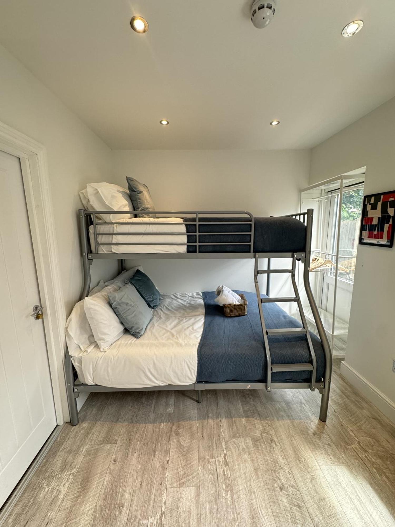 En-Suite Bedroom For Up To 4! Sofa Bed - Near Stratford Londen Buitenkant foto