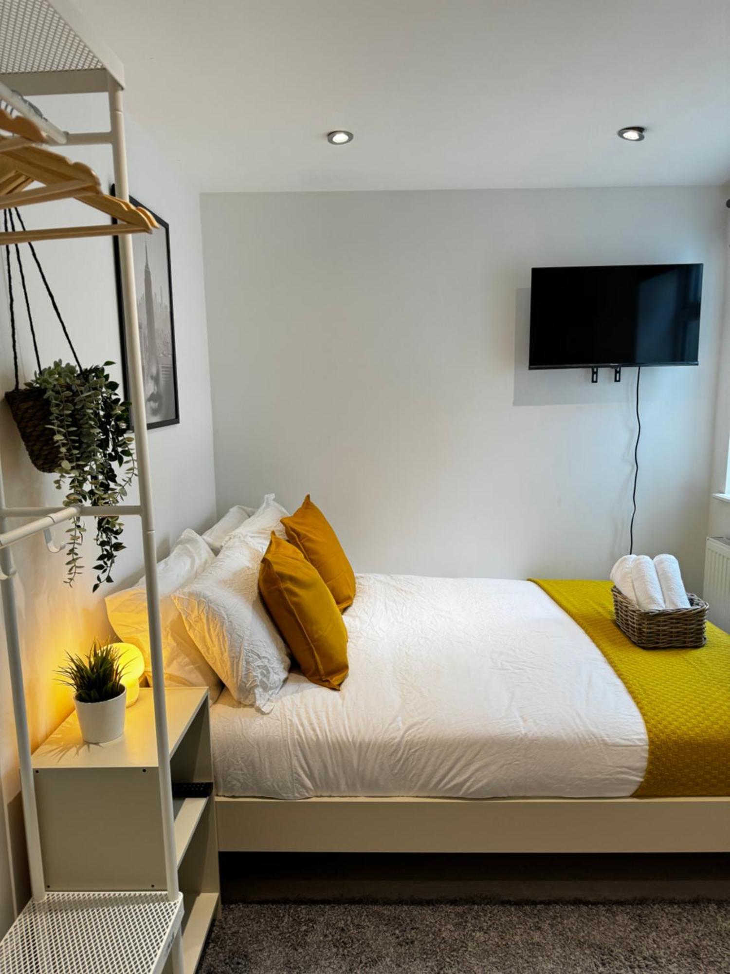 En-Suite Bedroom For Up To 4! Sofa Bed - Near Stratford Londen Buitenkant foto