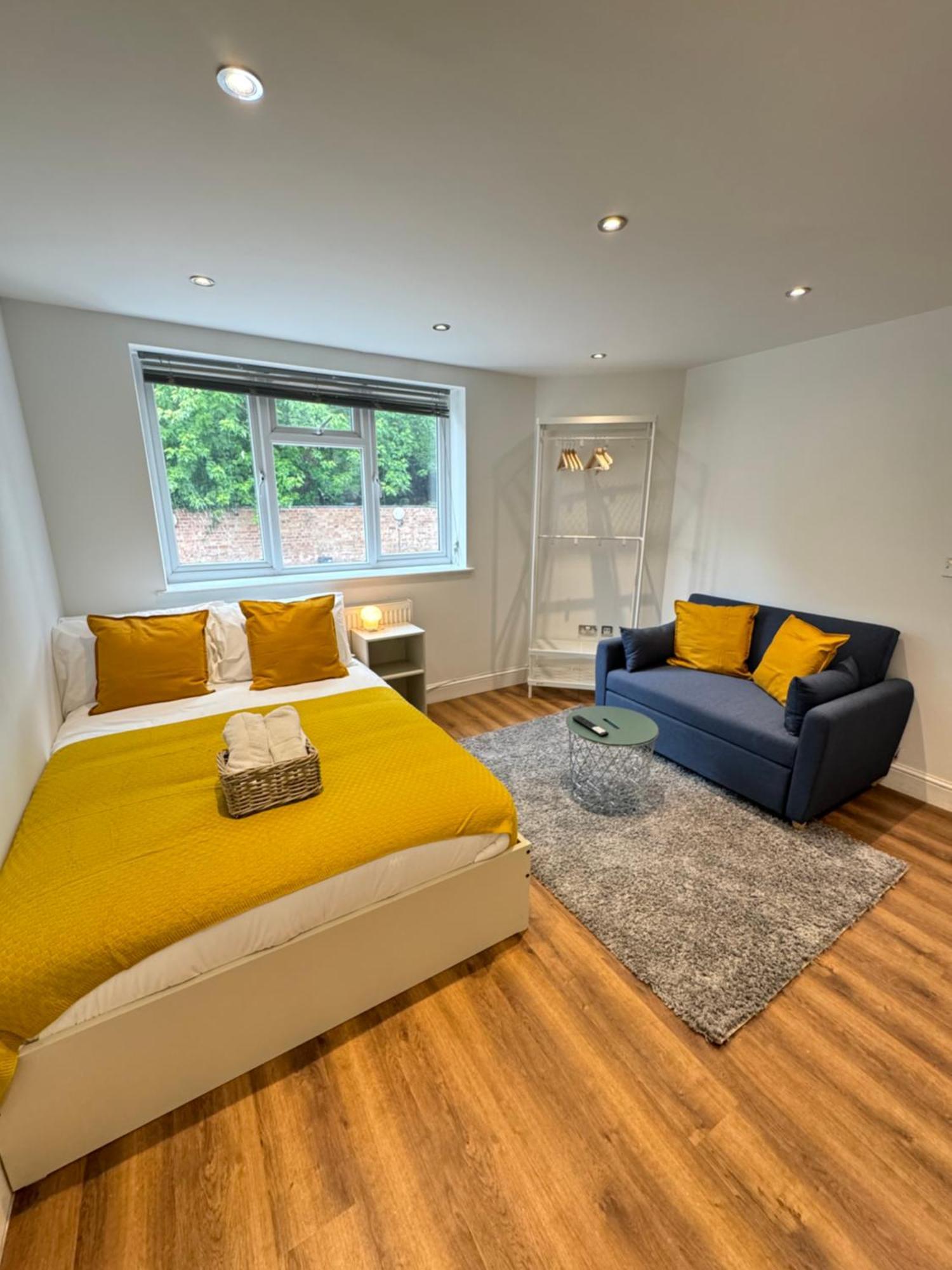 En-Suite Bedroom For Up To 4! Sofa Bed - Near Stratford Londen Buitenkant foto